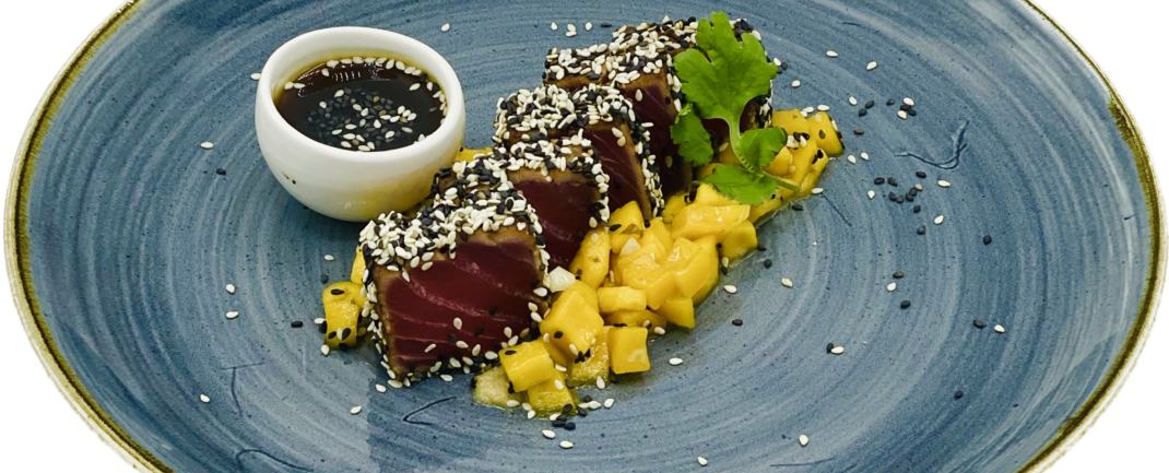 Tuna with sesame seeds, mango bites and saku sauce